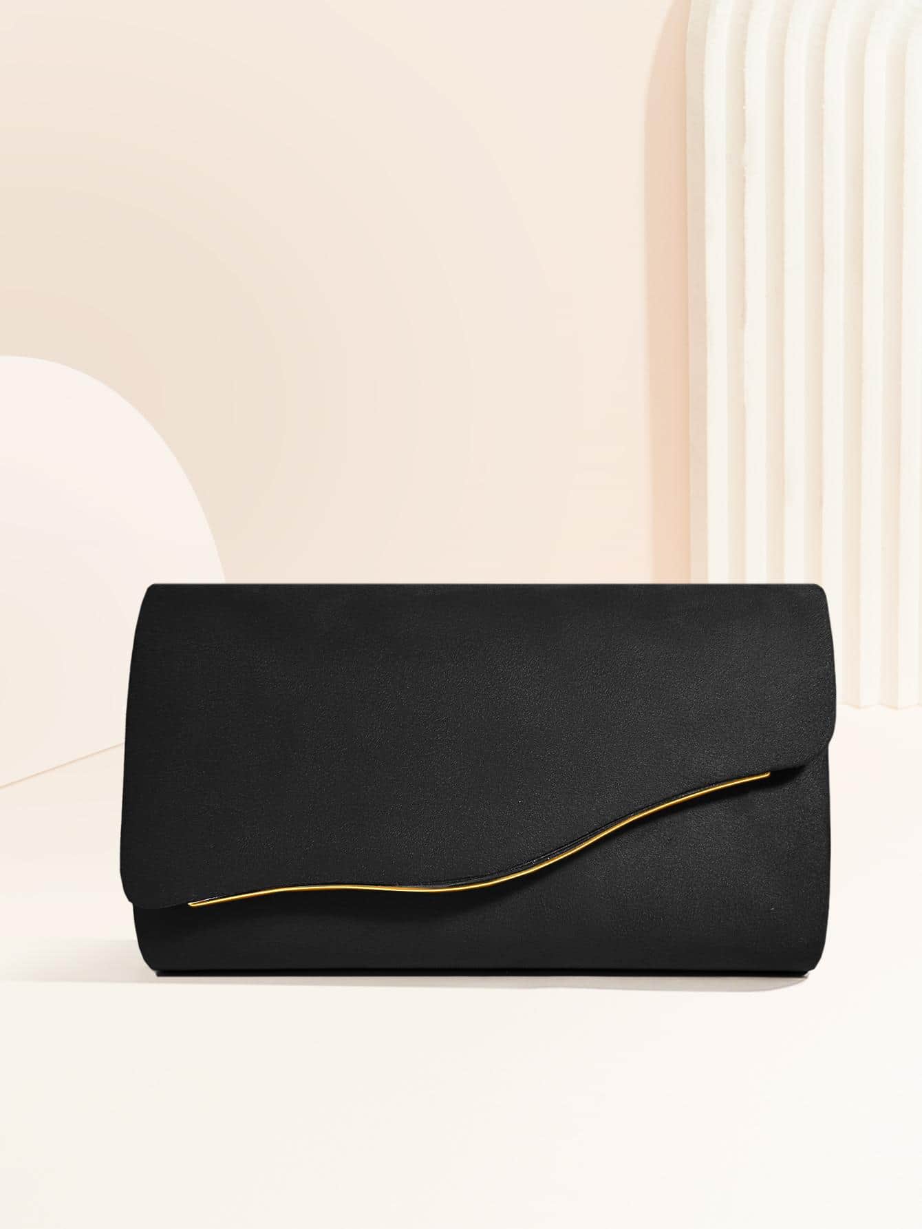 Bolso negro para mujer vista frontal con detalle dorado