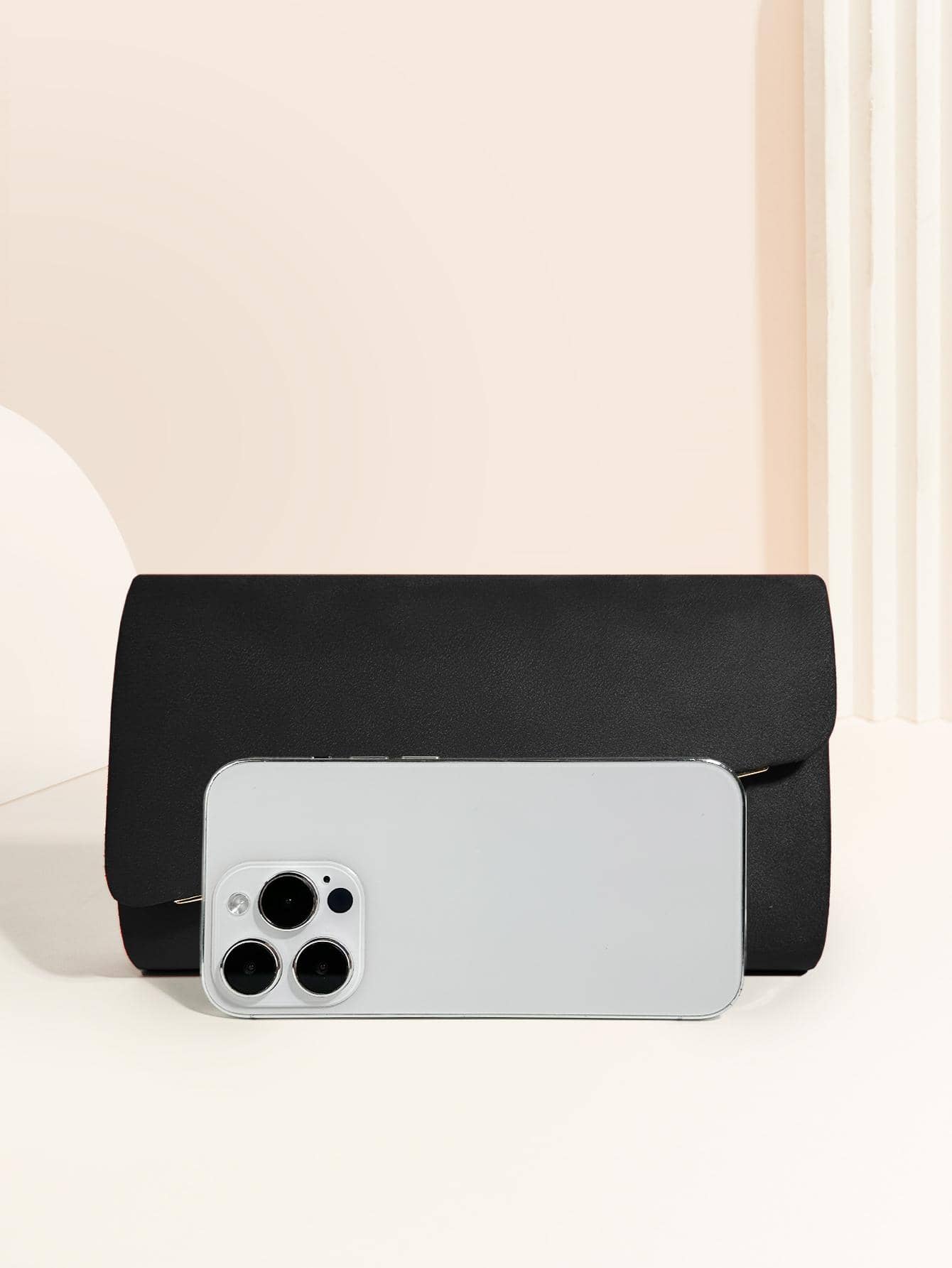 Bolso negro para mujer comparación de tamaño con celular