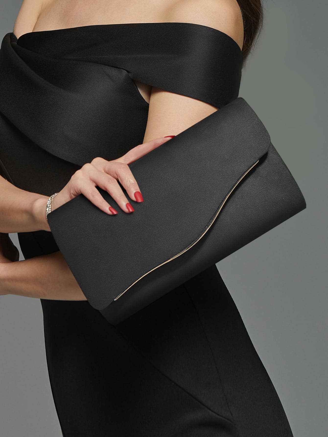 Bolso negro para mujer en uso con vestido elegante
