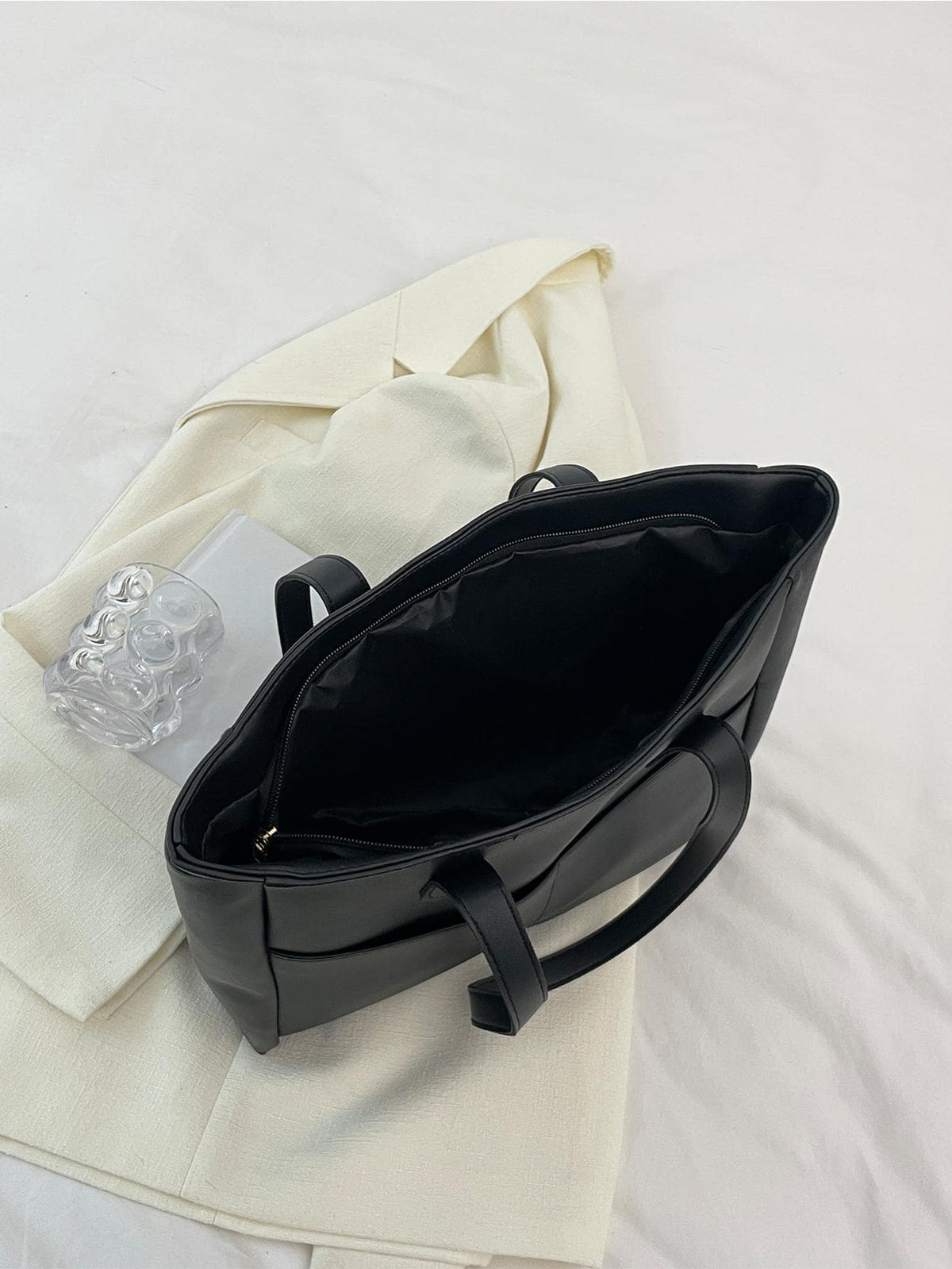 Bolso tote negro para mujer detalle del compartimento interior