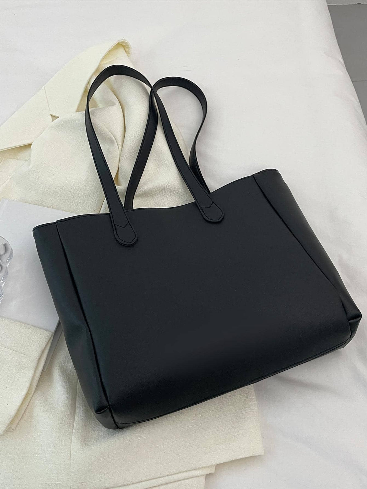 Bolso tote negro para mujer vista completa de diseño minimalista