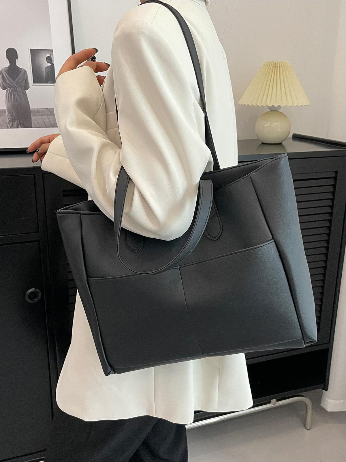 Bolso tote negro para mujer llevado al hombro