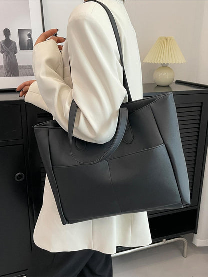 Bolso tote negro para mujer llevado al hombro