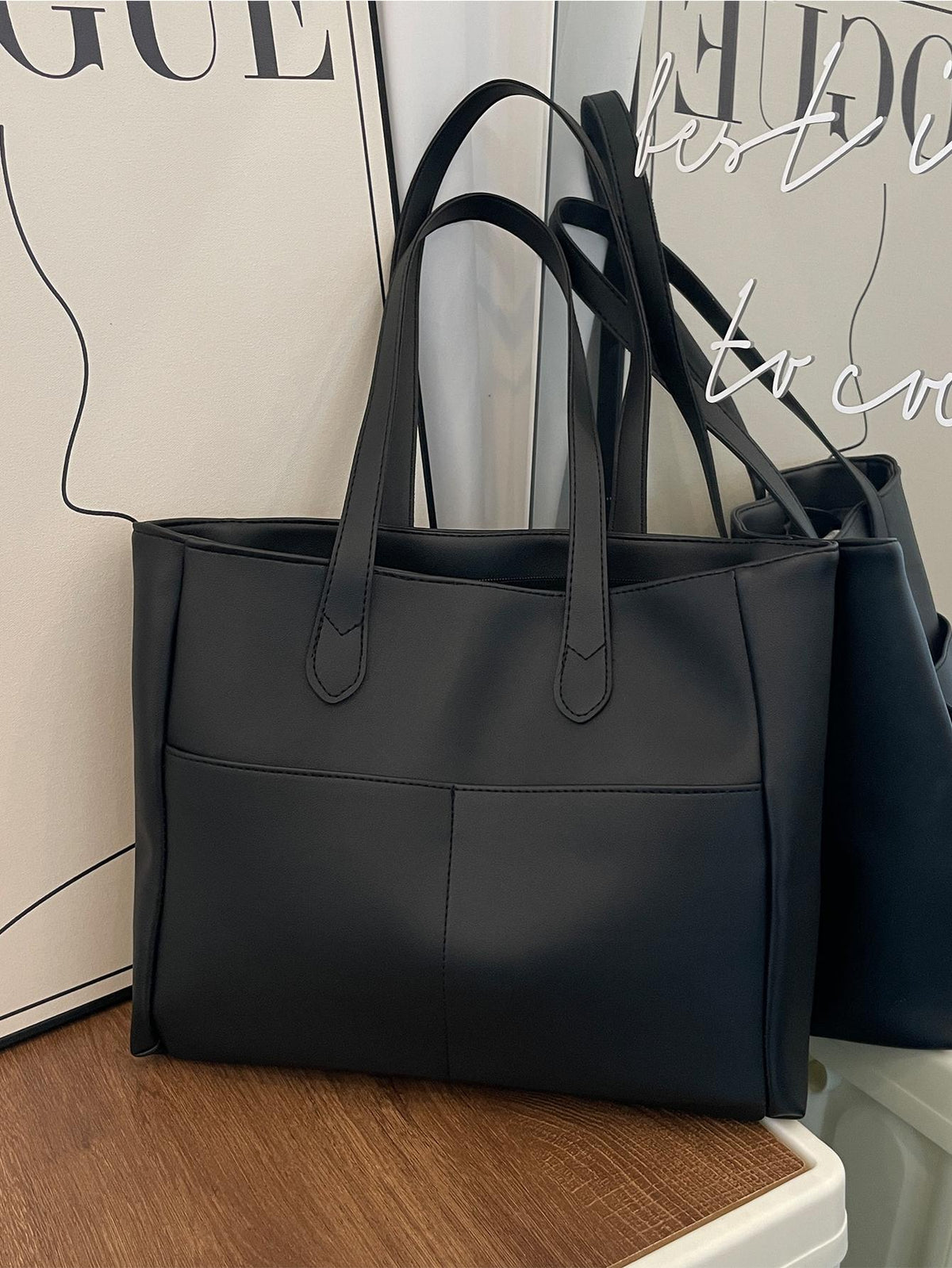 Bolso tote negro para mujer vista frontal con bolsillos exteriores