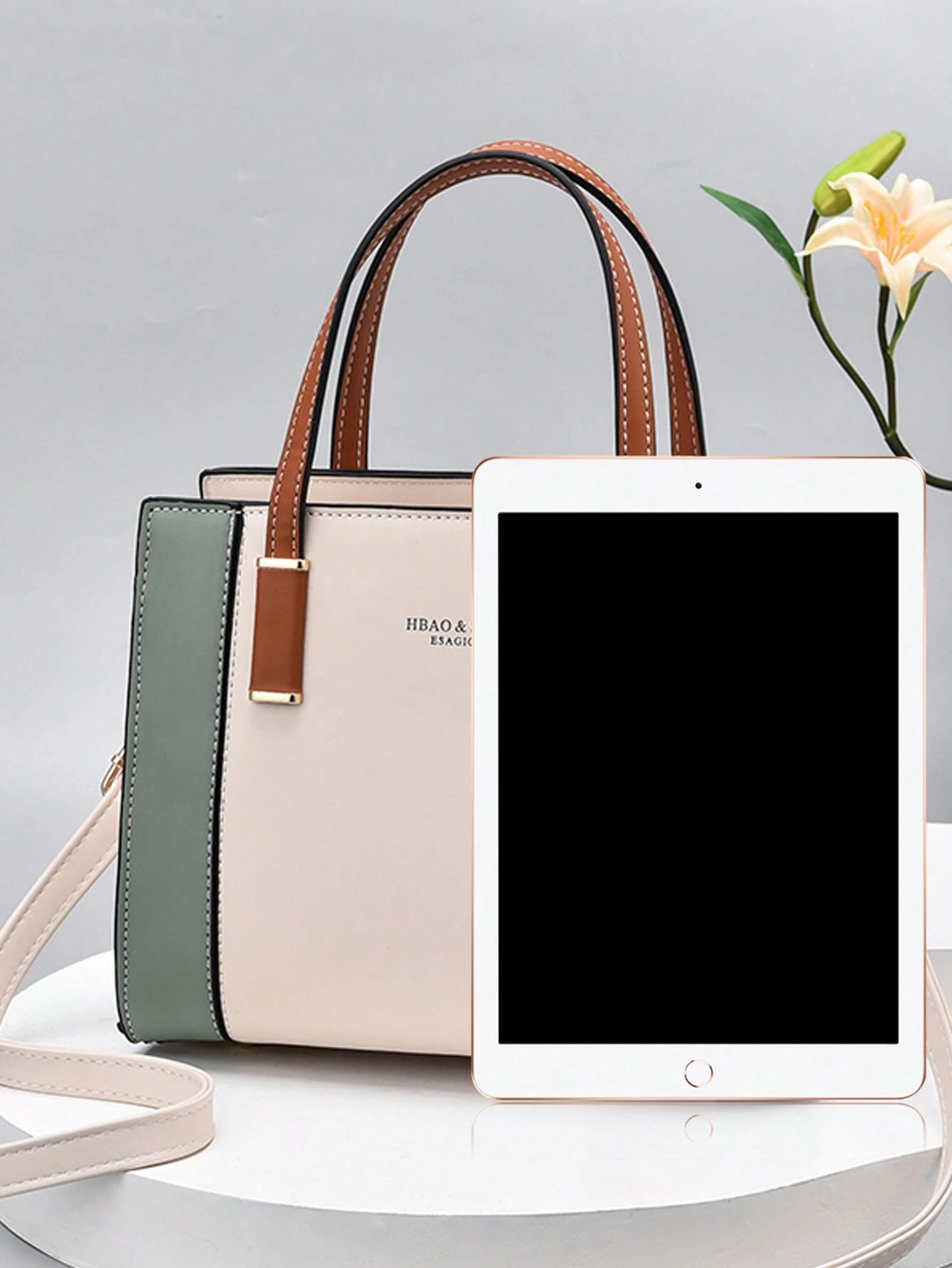 Bolso estructurado beige para mujer junto a tablet compacta