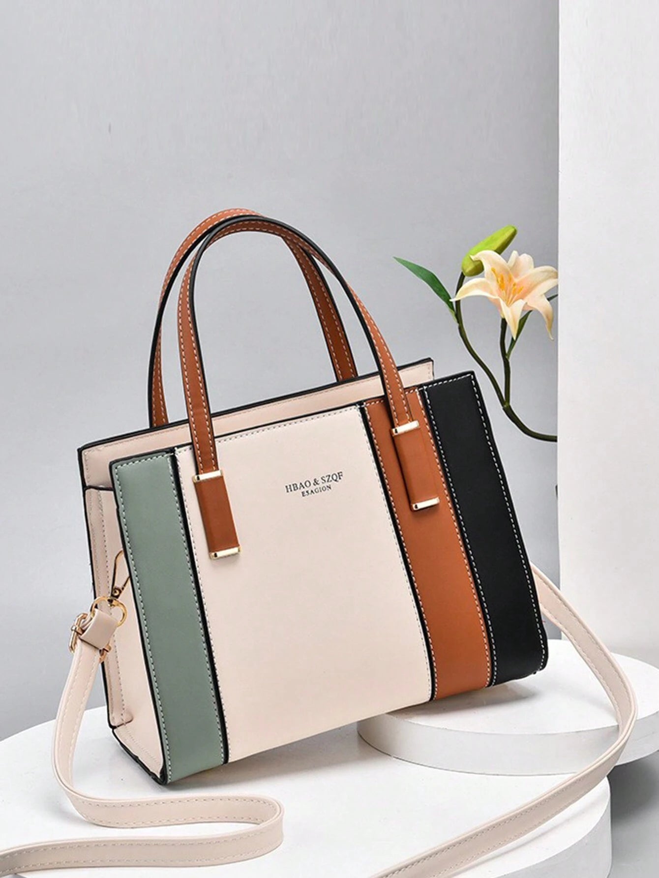 Bolso estructurado beige para mujer con paneles multicolor vista frontal