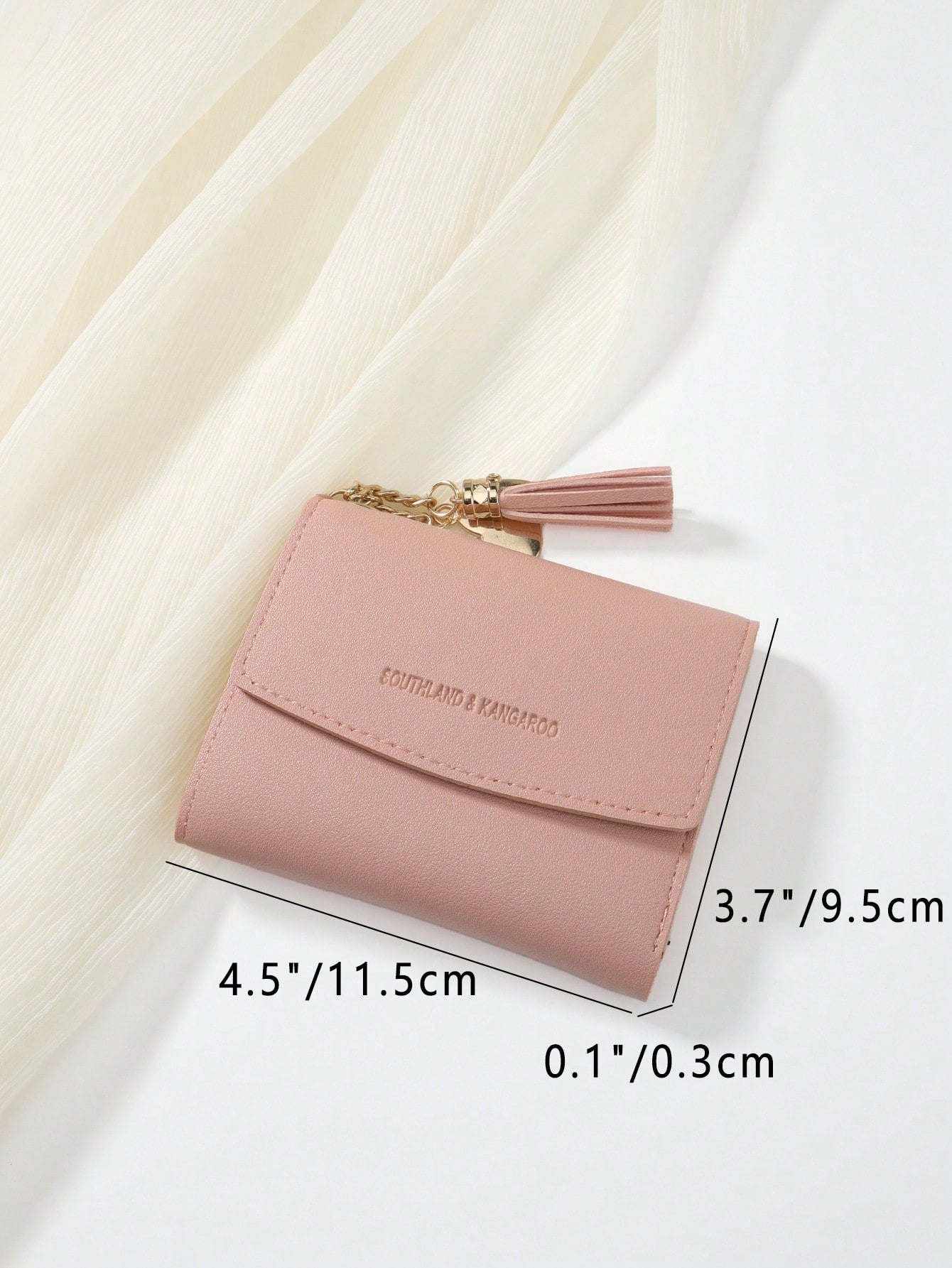detalle de corazón metálico en cartera rosa
