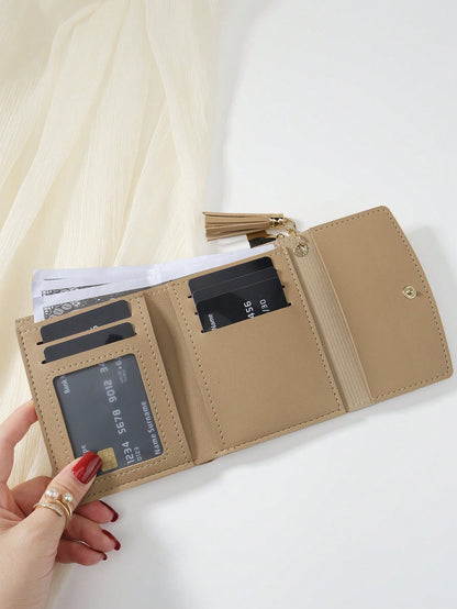 interior de cartera con compartimentos para tarjetas
