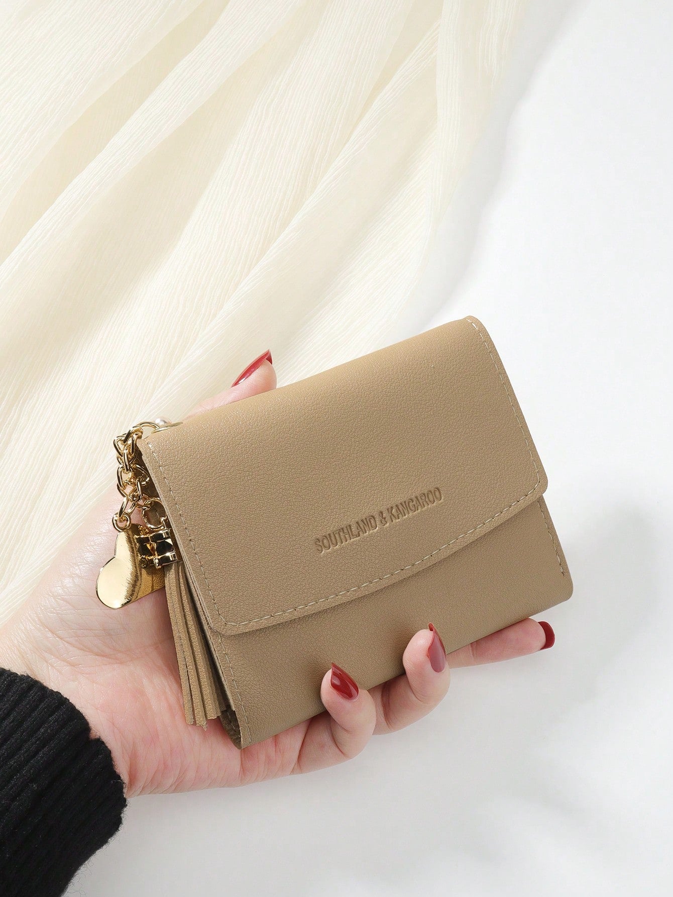 bolso caqui cartera pequeña para dama con borla y corazón
