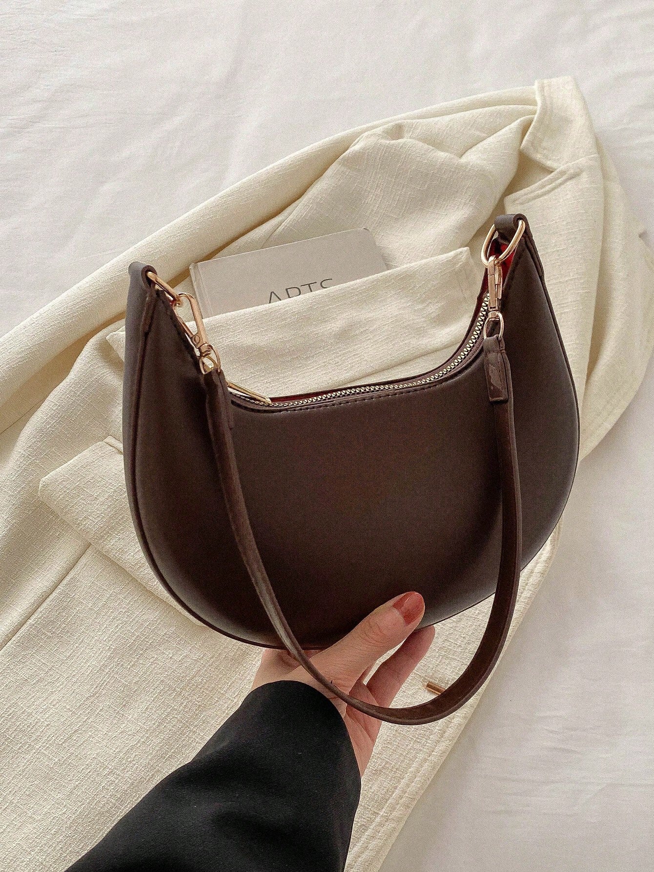 bolso café baguette para dama con cierre de cremallera