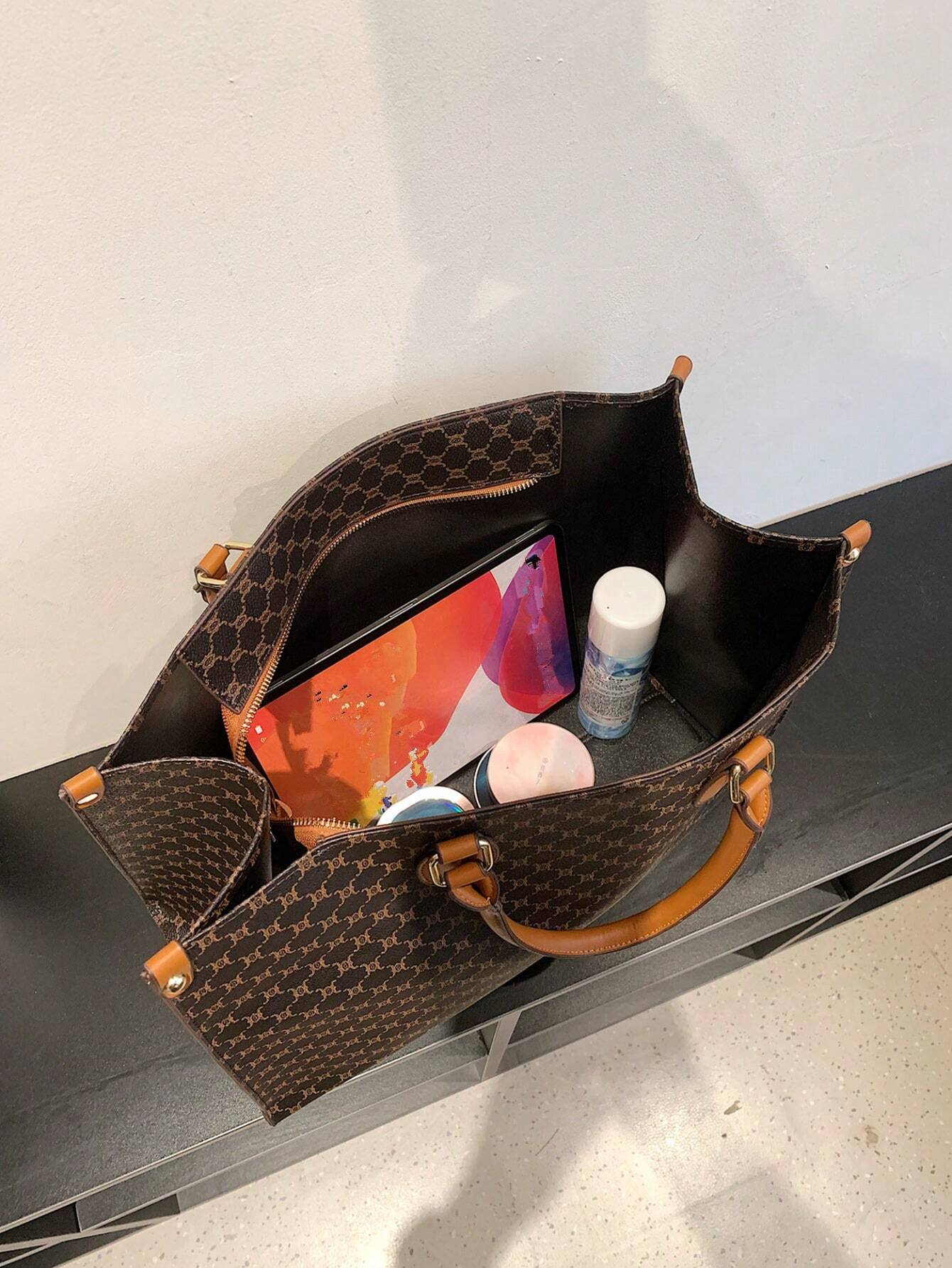 Bolso tote café para mujer detalle interior con cierre de cremallera