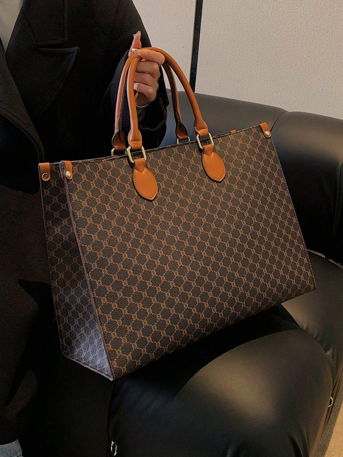 Bolso tote café para mujer con estampado monograma y asas camel