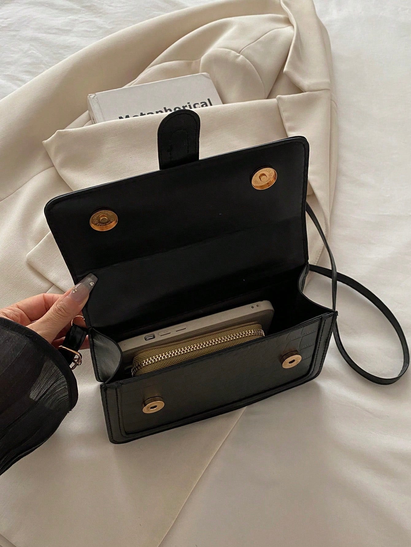 interior del bolso con cierre de solapa