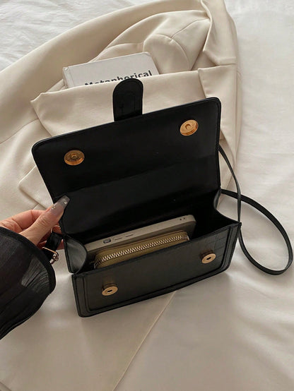 interior del bolso con cierre de solapa