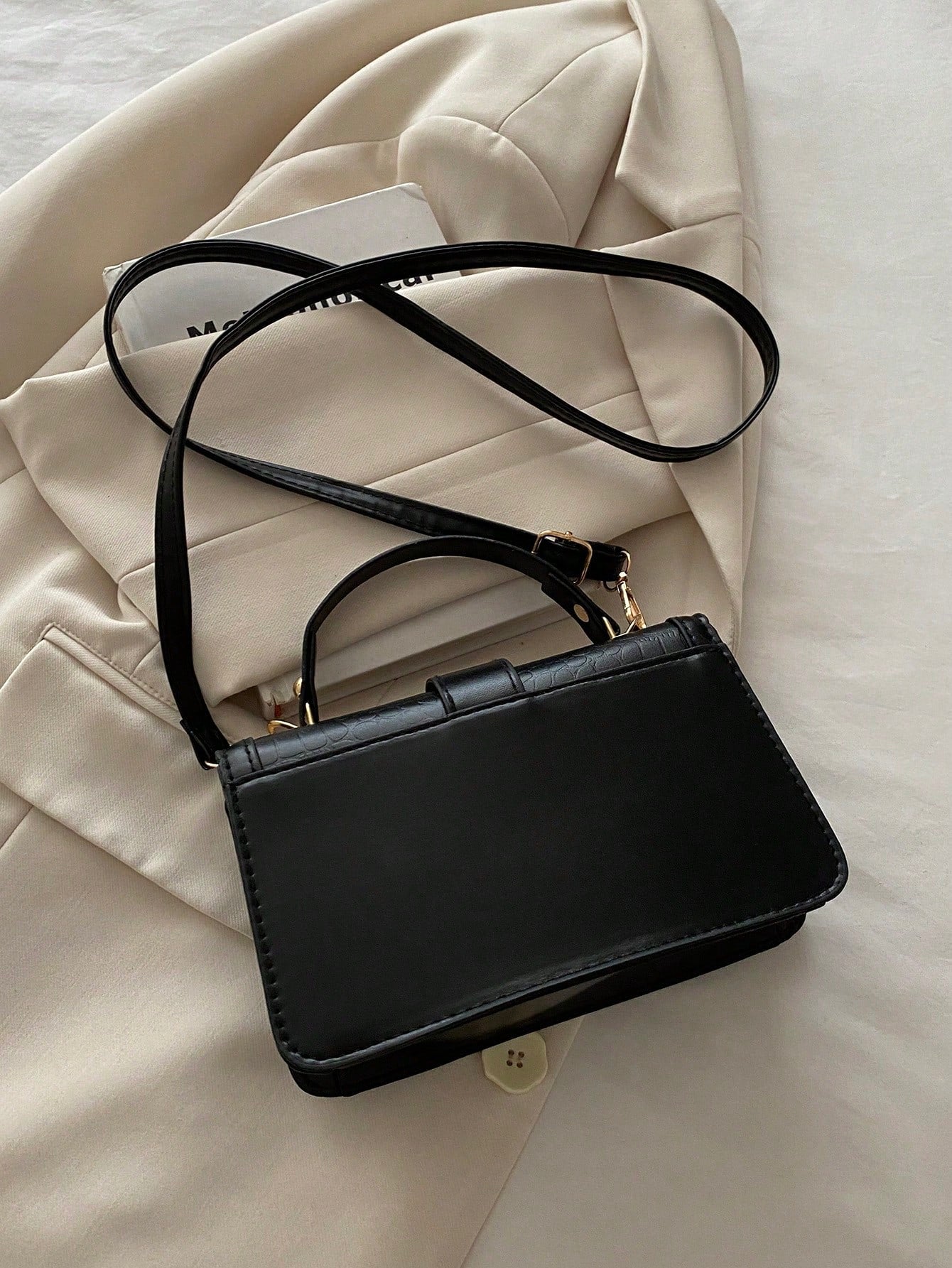 vista trasera del bolso cuadrado negro