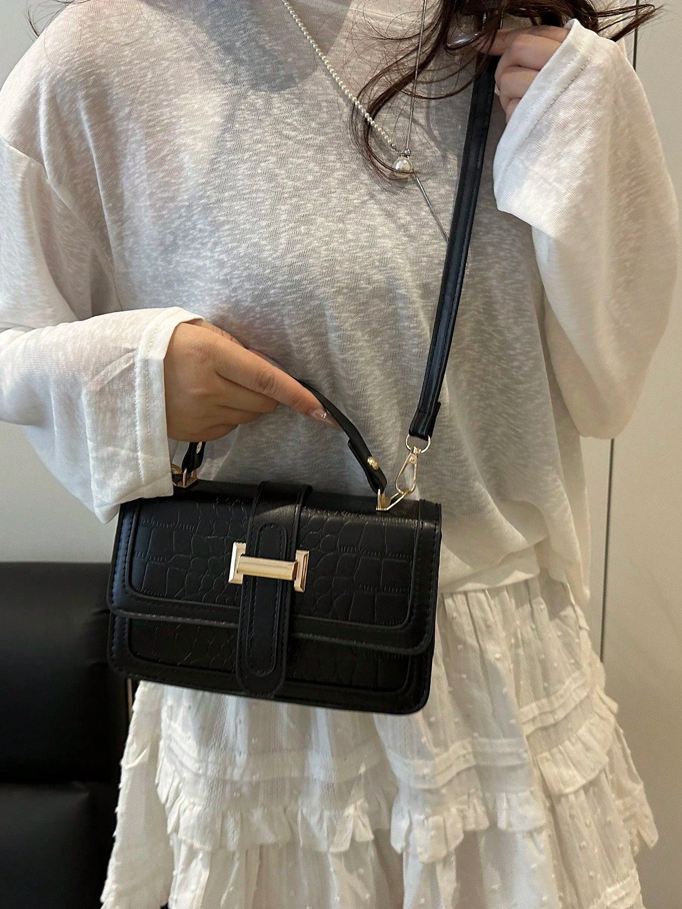 bolso de mano negro elegante con asa superior