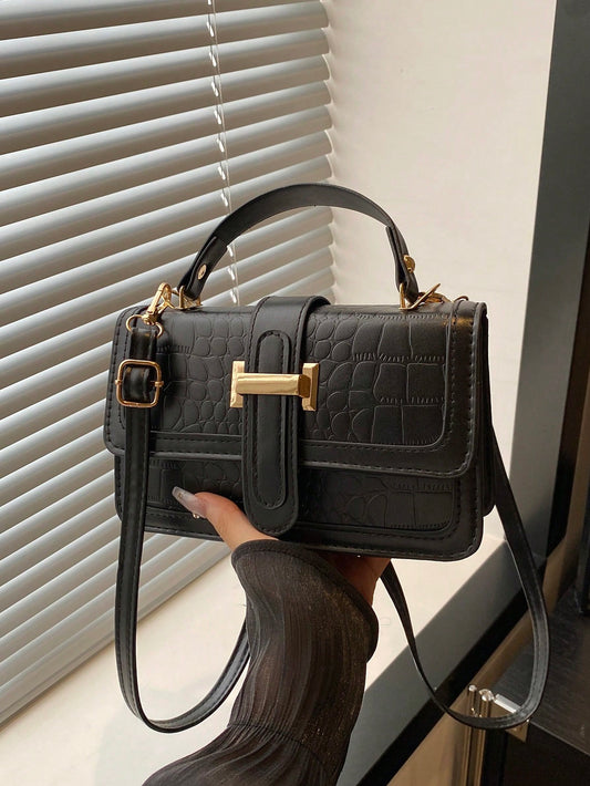 bolso negro cuadrado con hebilla dorada para dama