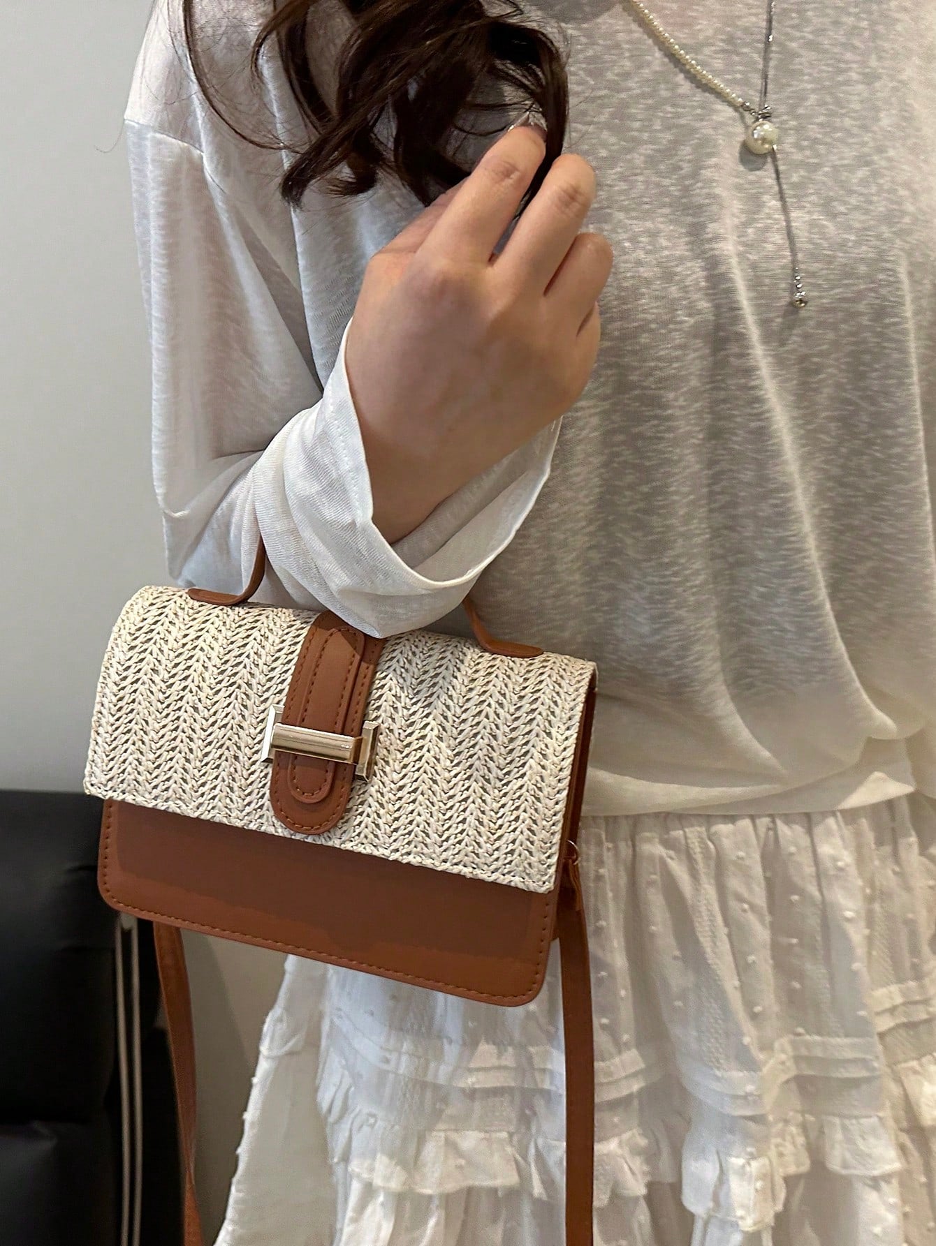 bolso de mano marrón con asa superior