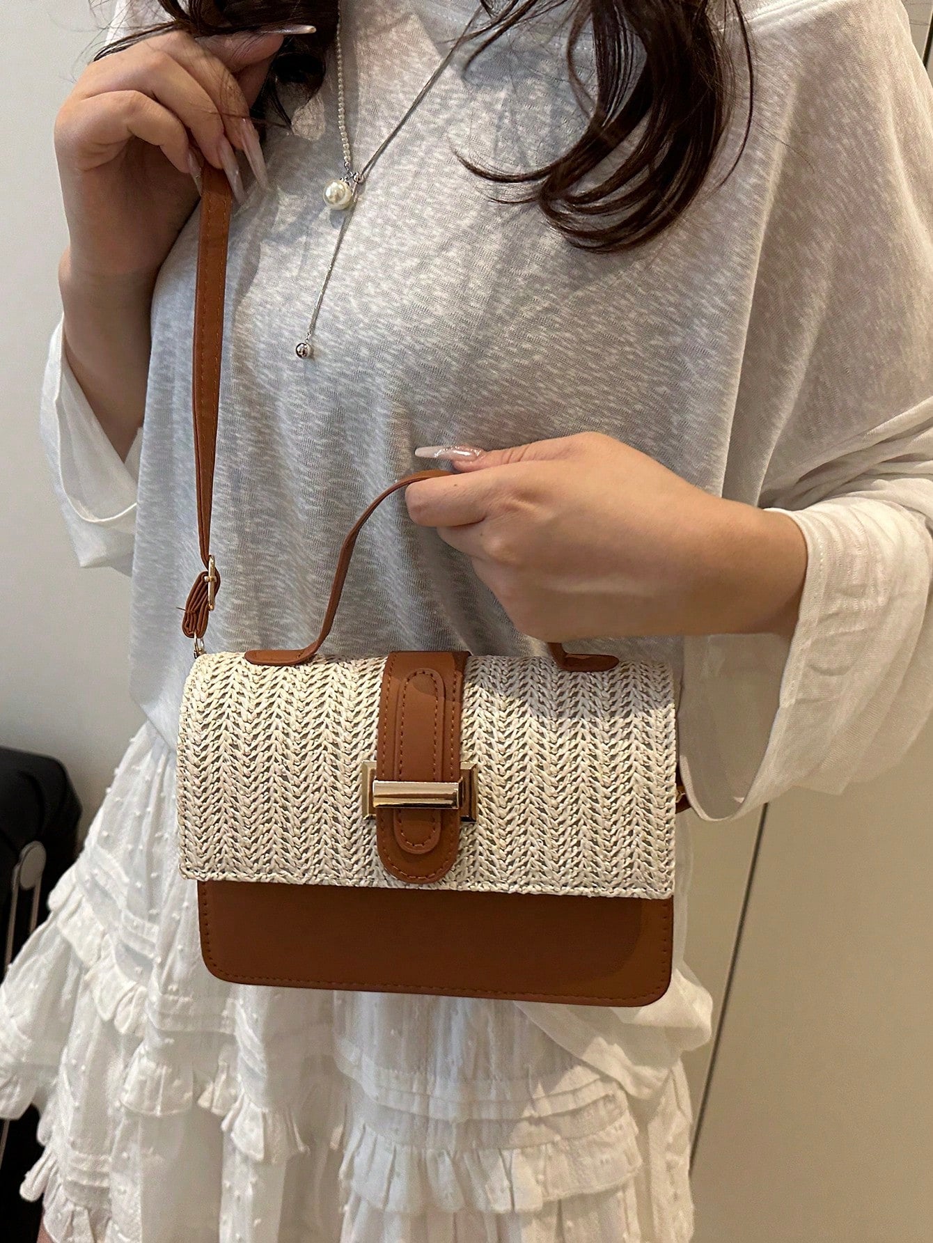 bolso cruzado marrón con textura natural