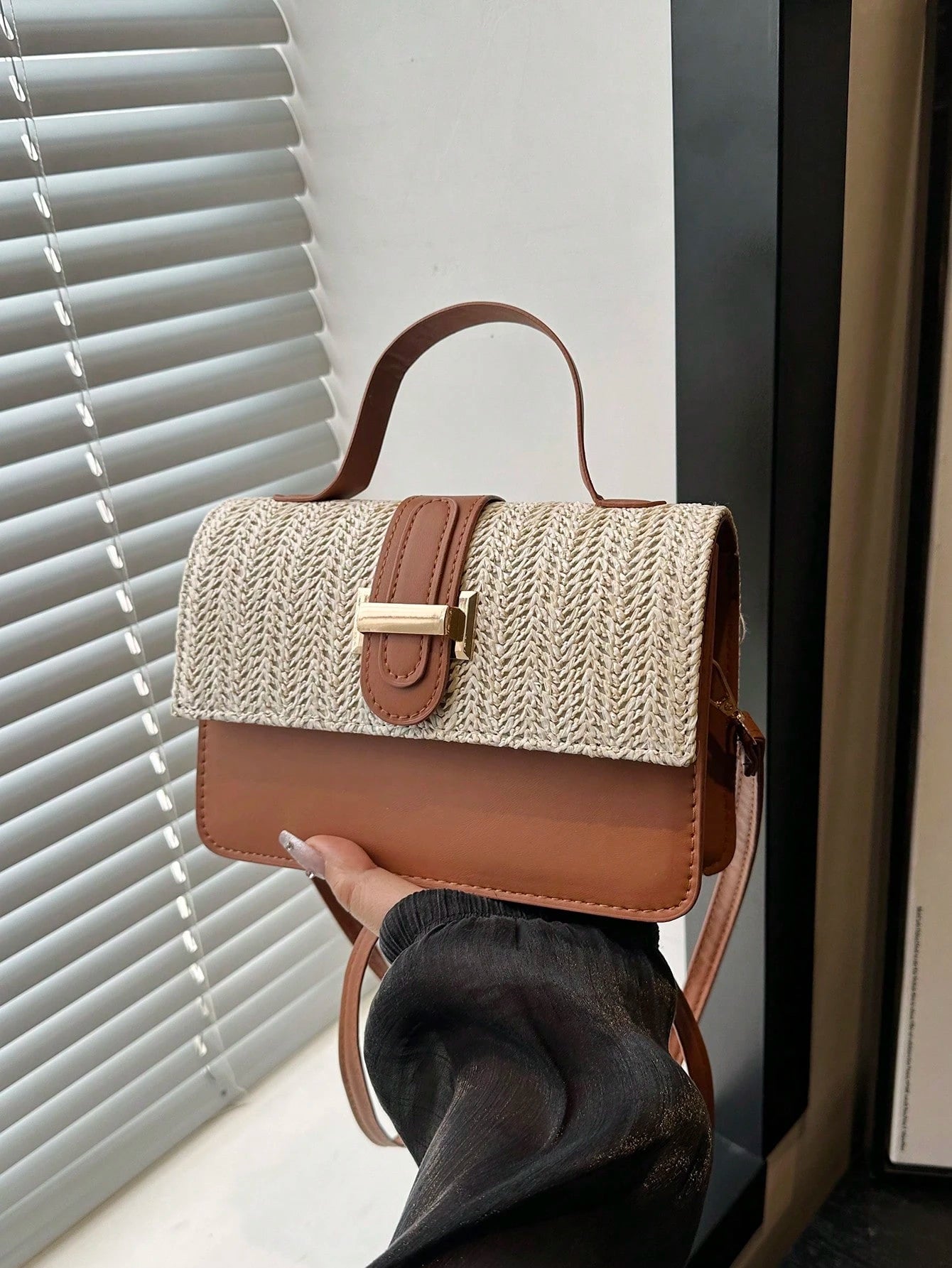 bolso marrón cuadrado con solapa trenzada de paja para dama