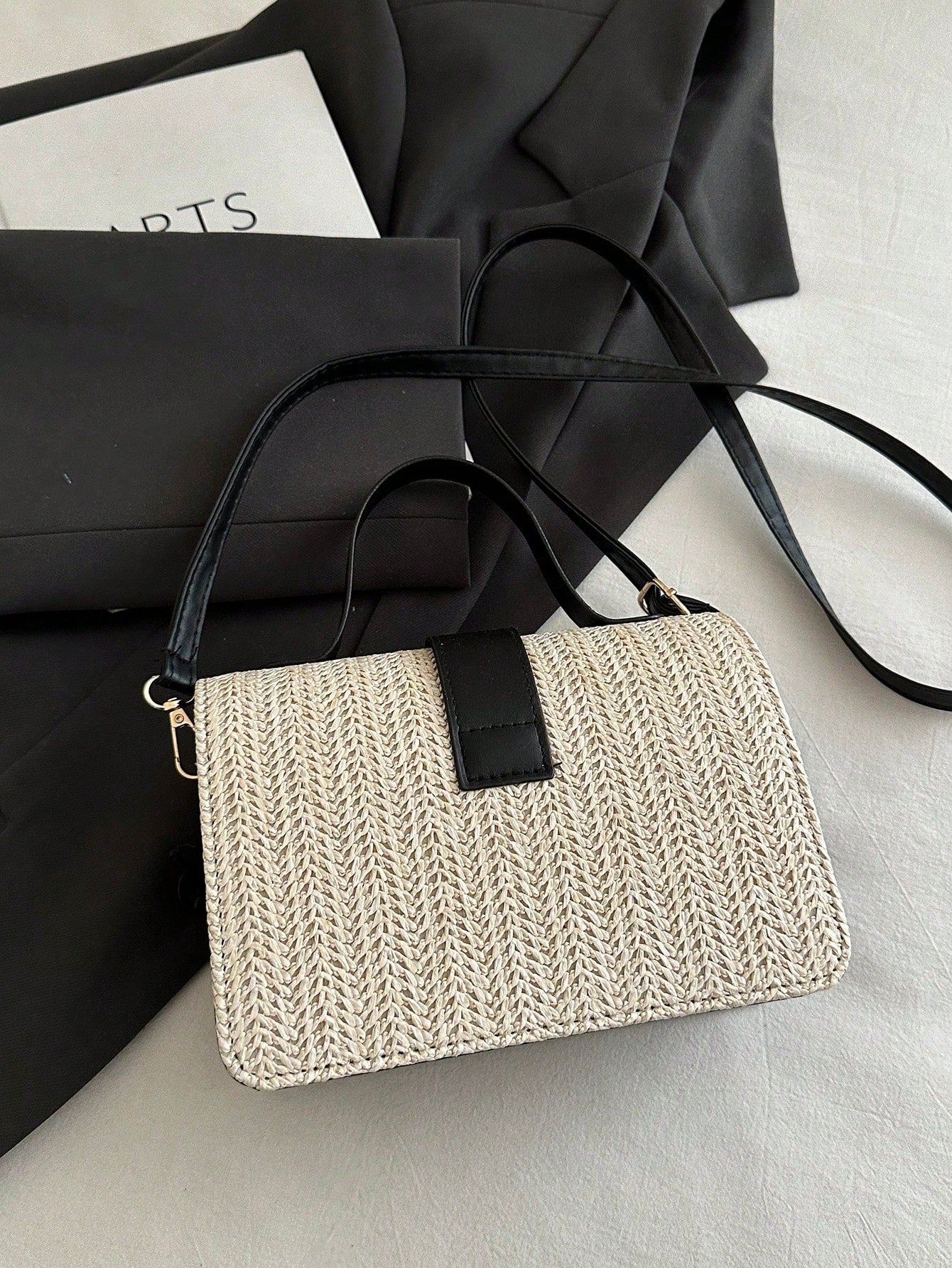 interior del bolso cuadrado de paja