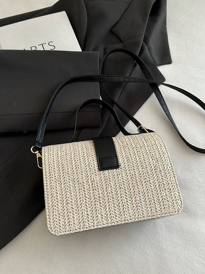 interior del bolso cuadrado de paja