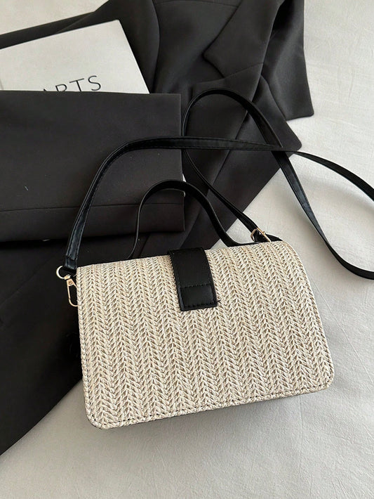 interior del bolso cuadrado de paja