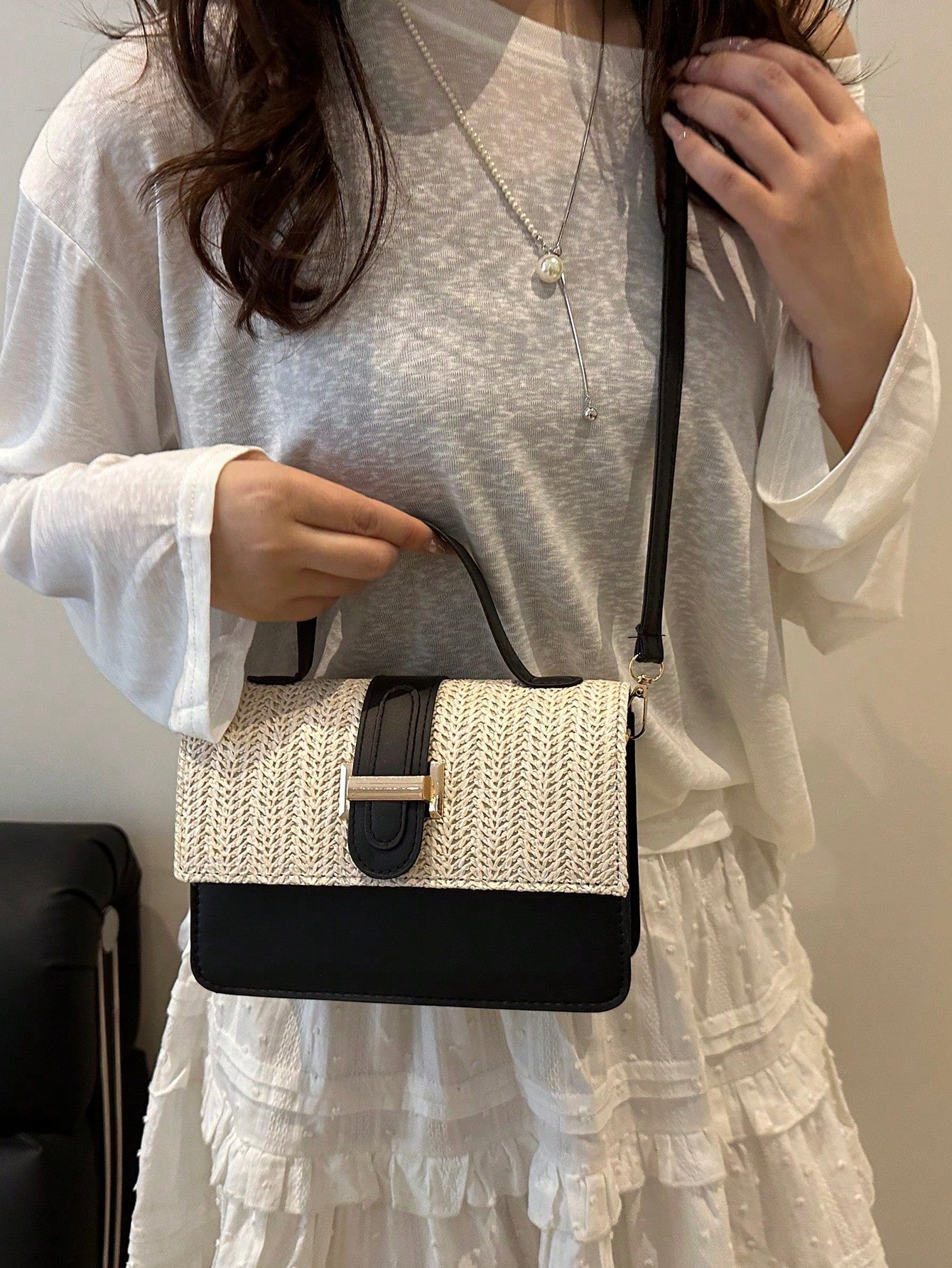 correa ajustable y hebilla dorada del bolso