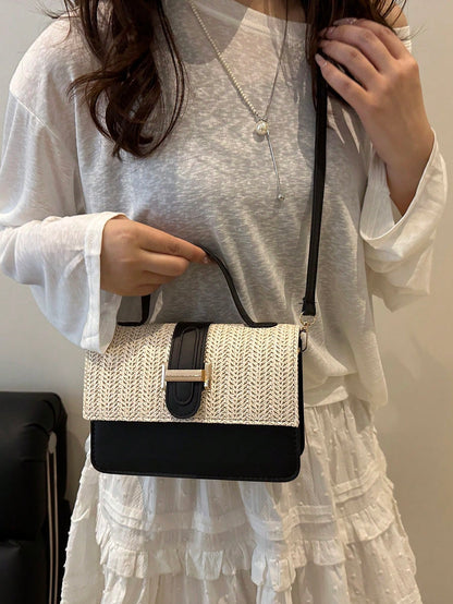 correa ajustable y hebilla dorada del bolso