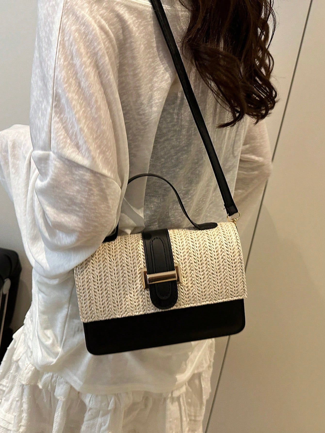 vista lateral del bolso de paja con detalle negro
