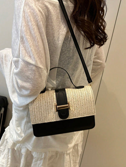 vista lateral del bolso de paja con detalle negro