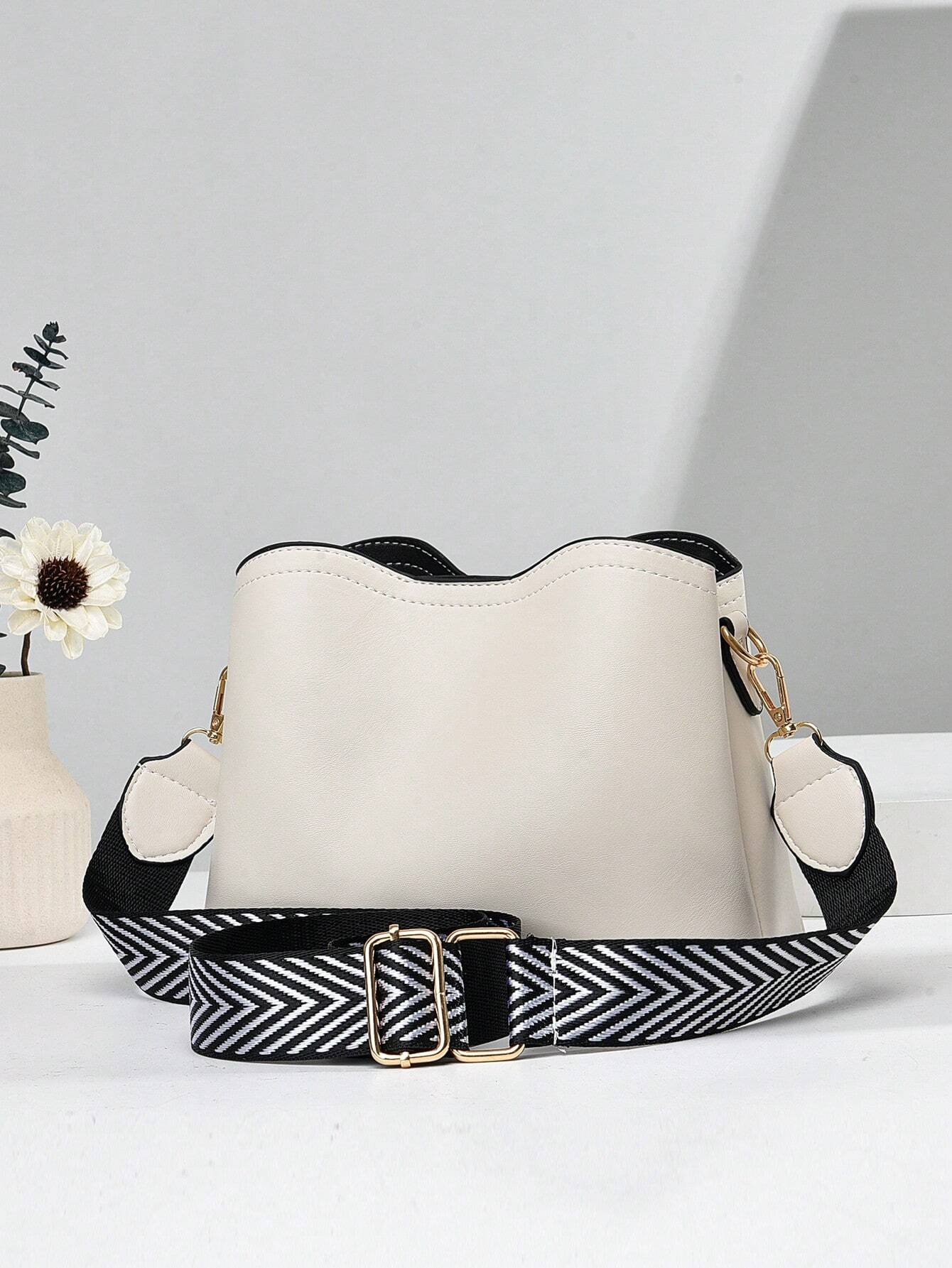 vista trasera del bolso blanco crossbody para dama
