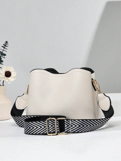 vista trasera del bolso blanco crossbody para dama