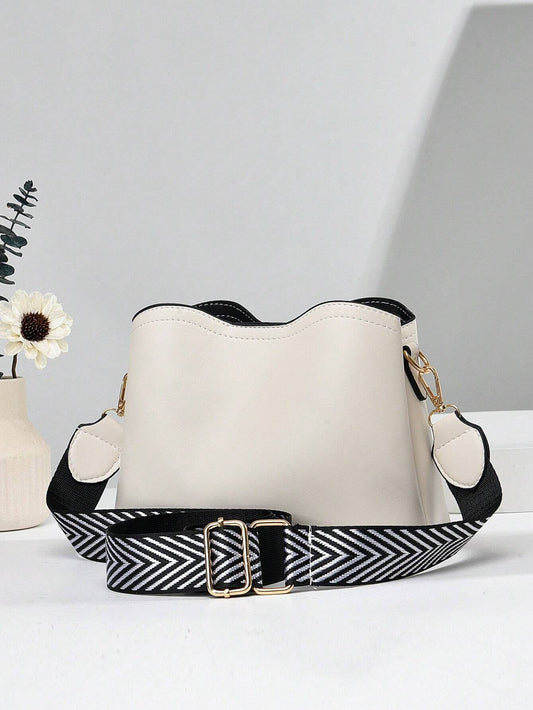 vista trasera del bolso blanco crossbody para dama