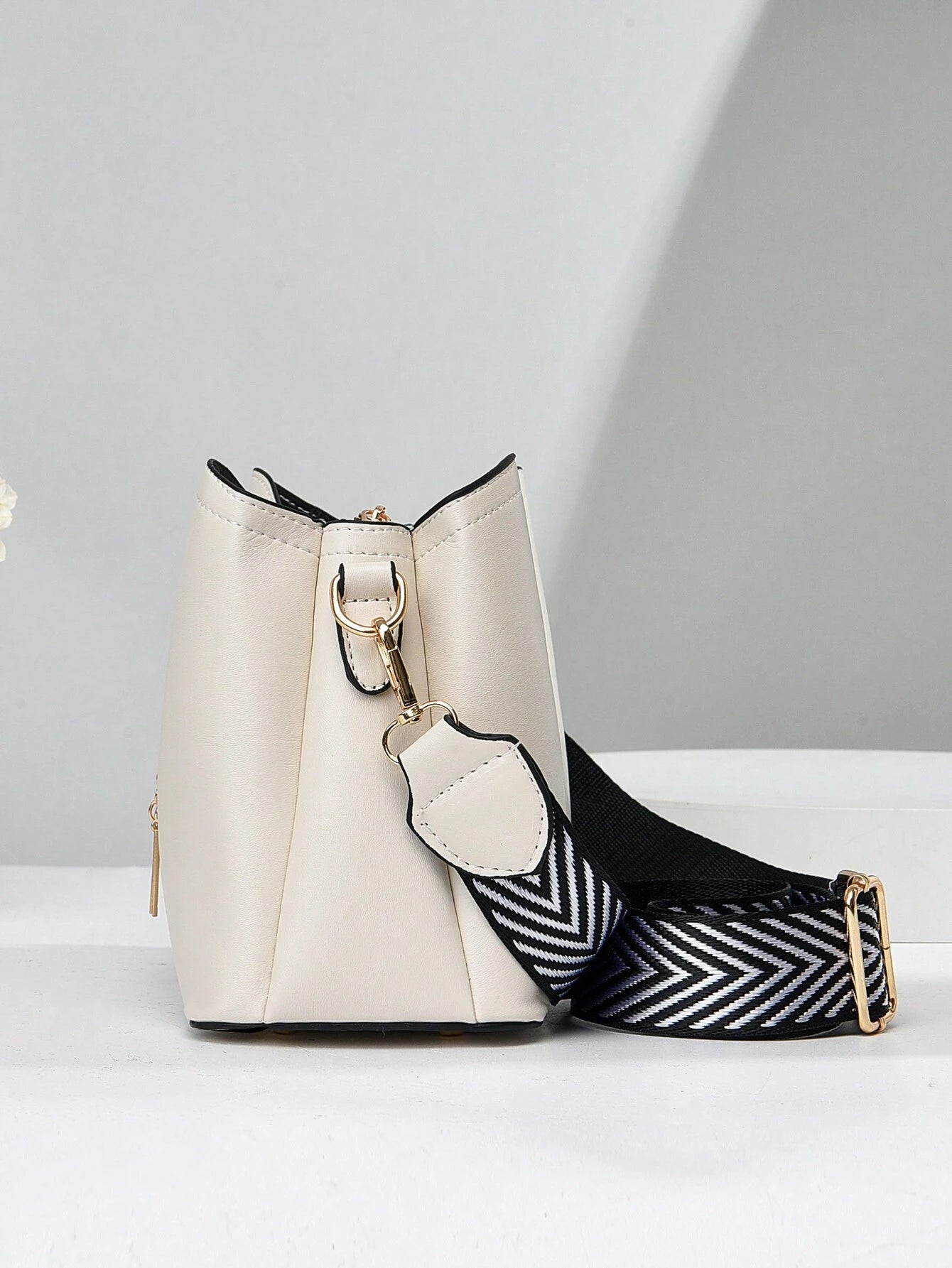 vista lateral del bolso blanco crossbody para dama con correa ajustable