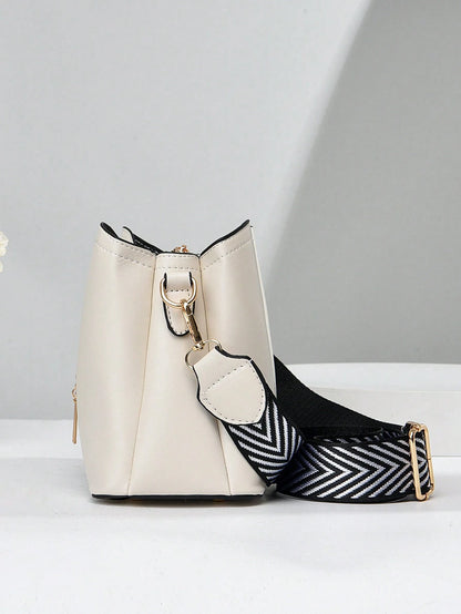 vista lateral del bolso blanco crossbody para dama con correa ajustable
