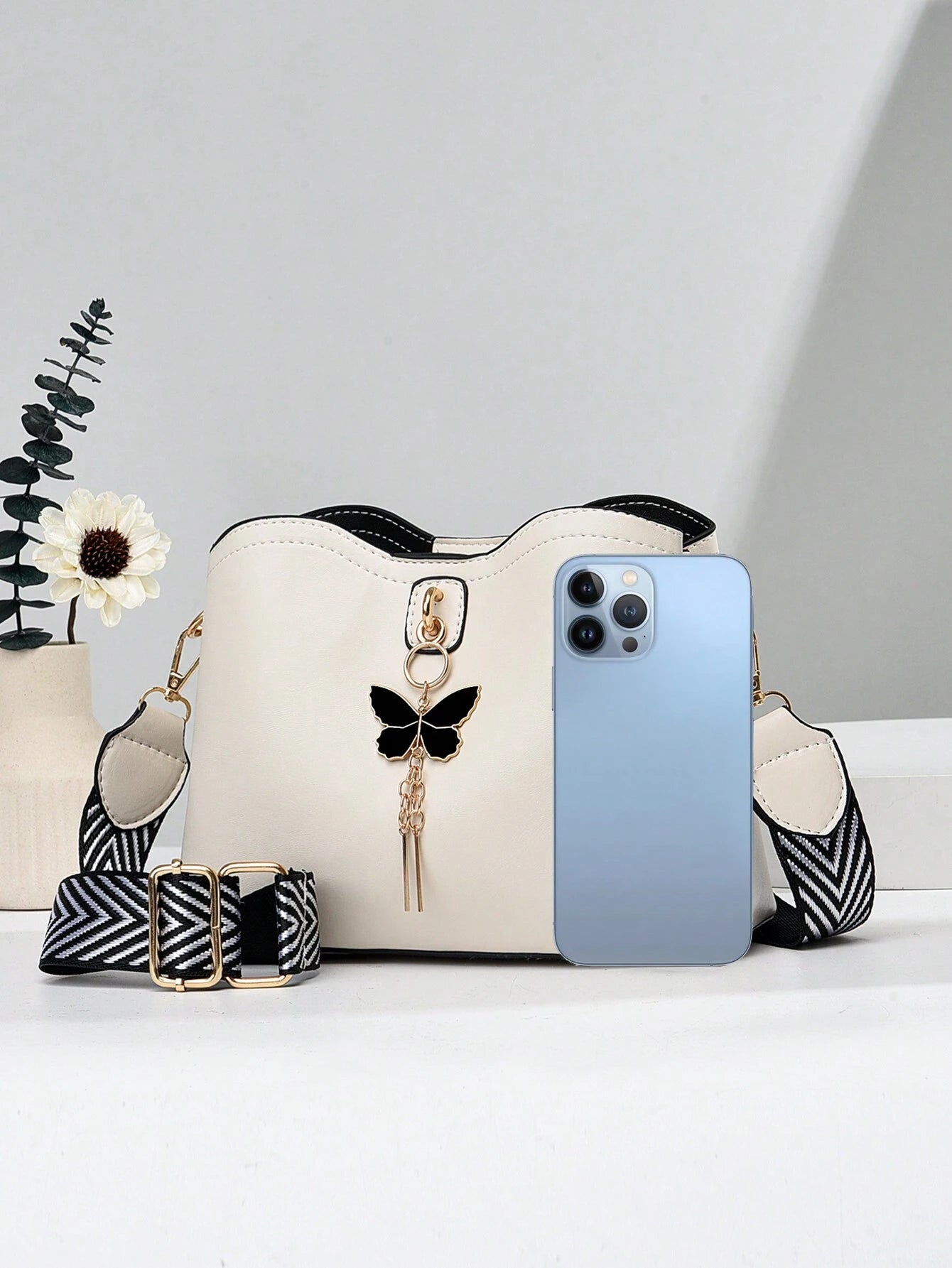 bolso blanco crossbody para dama con referencia de tamaño