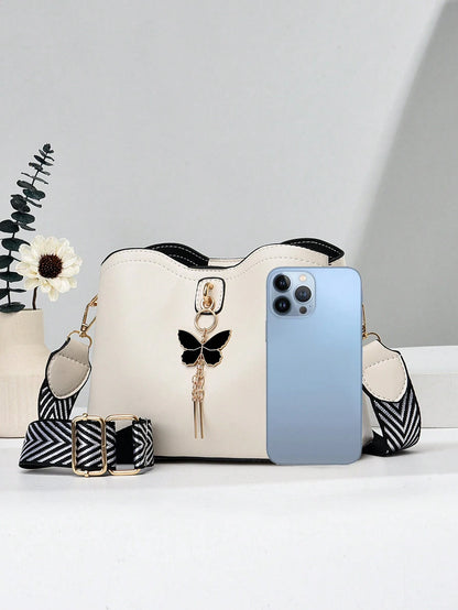 bolso blanco crossbody para dama con referencia de tamaño