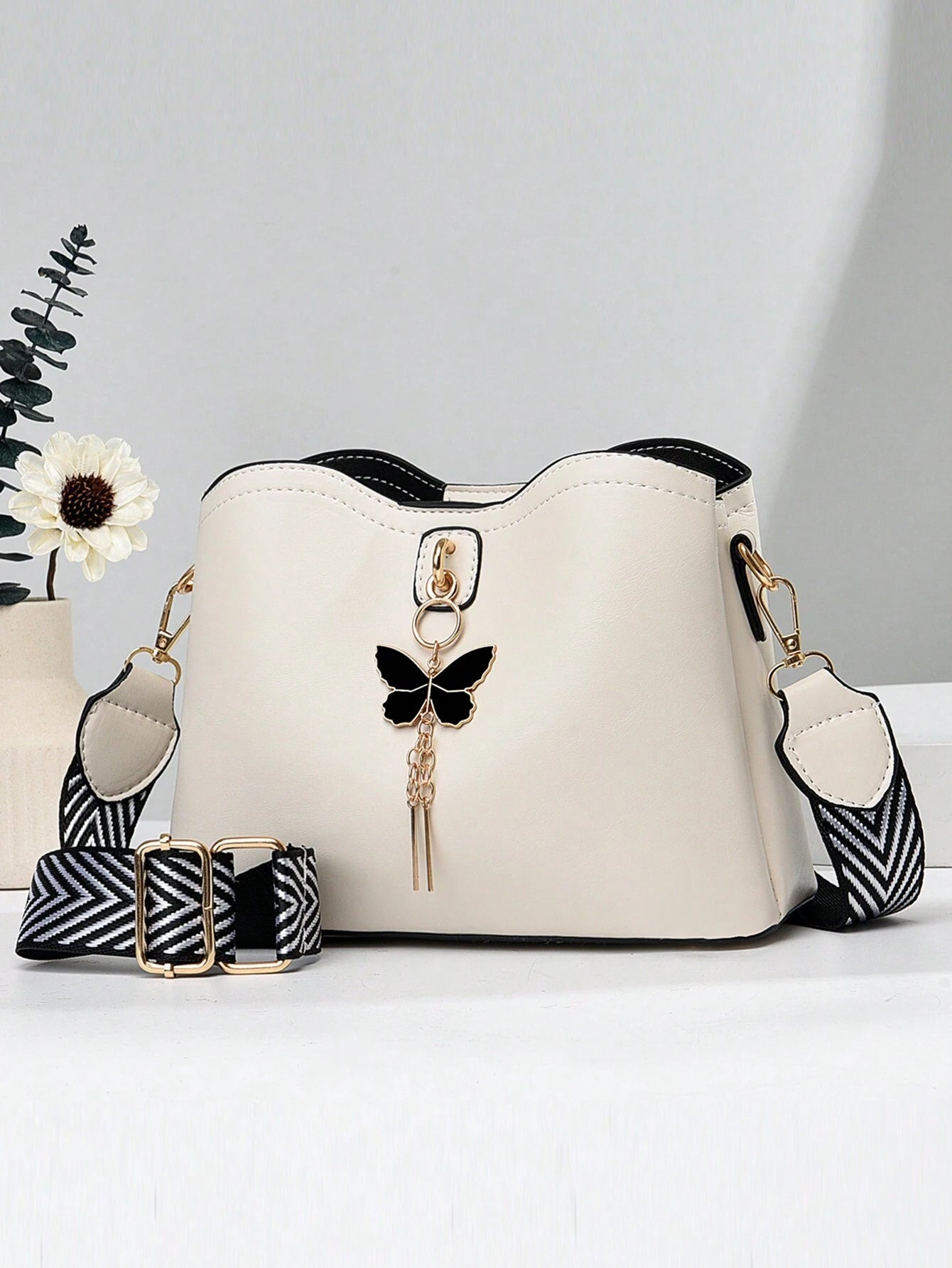 bolso blanco crossbody para dama con adorno de mariposa