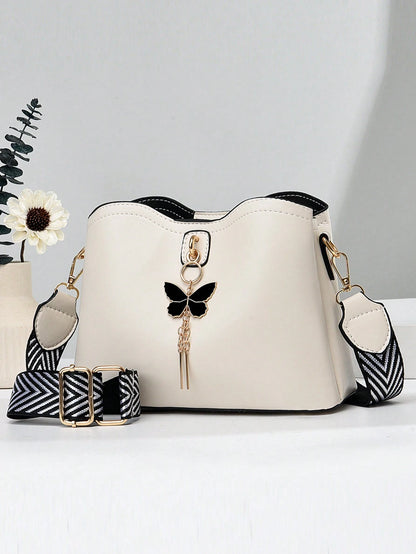 bolso blanco crossbody para dama con adorno de mariposa