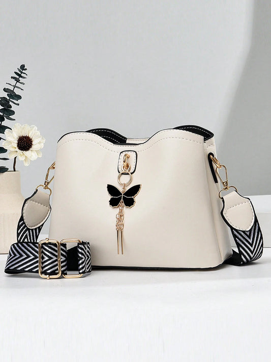 bolso blanco crossbody para dama con adorno de mariposa