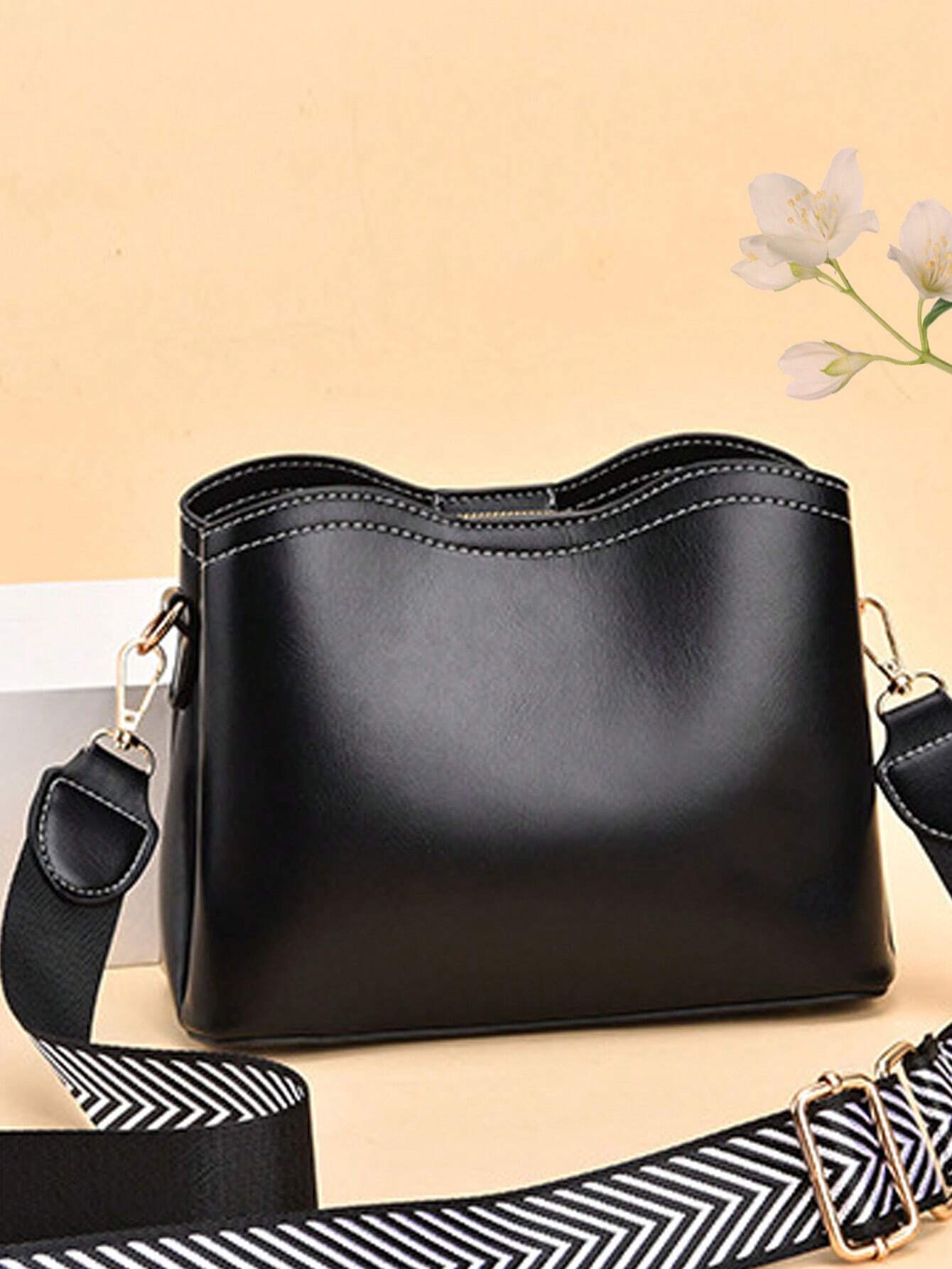 vista trasera del bolso negro crossbody para dama