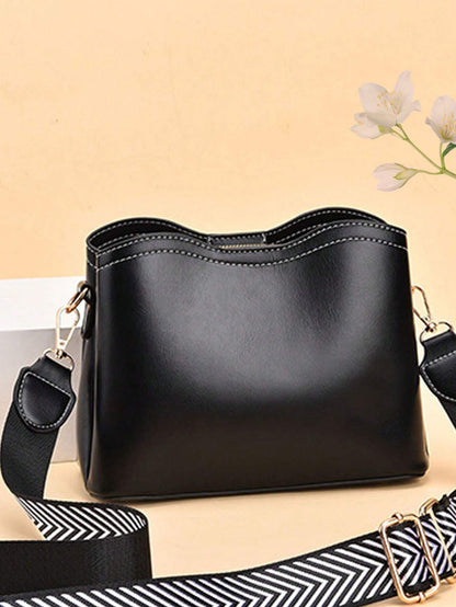 vista trasera del bolso negro crossbody para dama