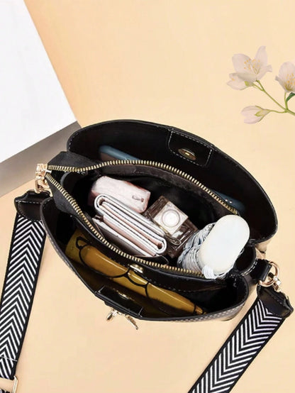 interior del bolso negro crossbody multicompartimento