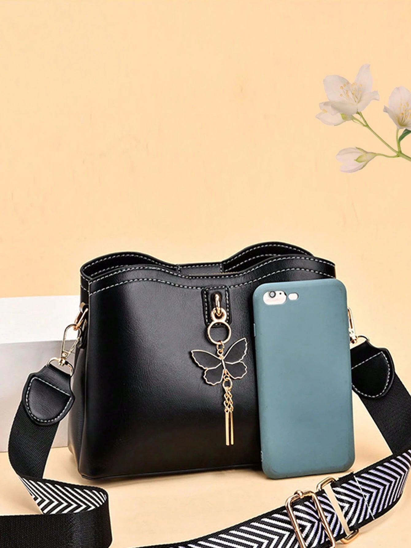 bolso negro crossbody para dama con referencia de tamaño
