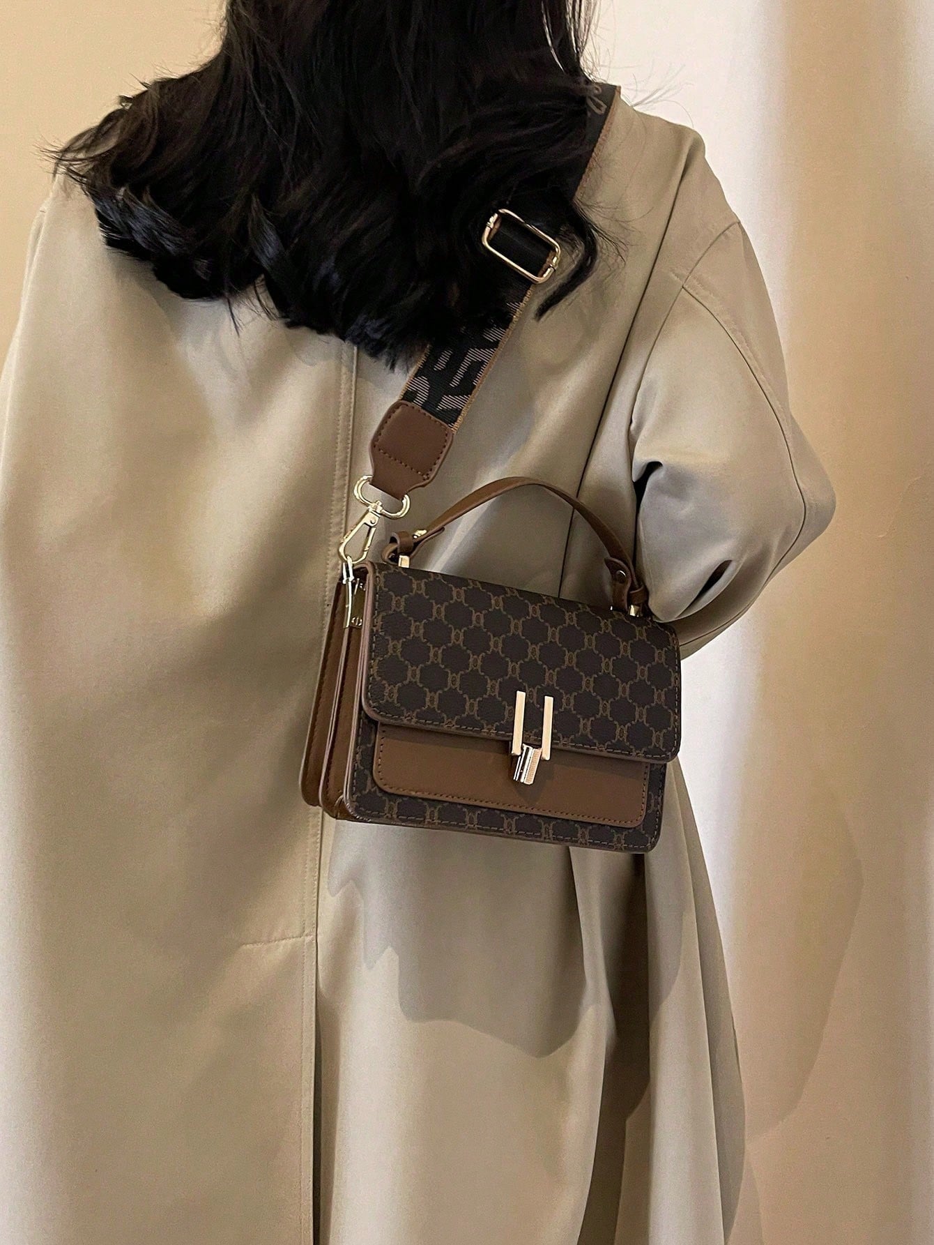 vista lateral del bolso marrón elegante