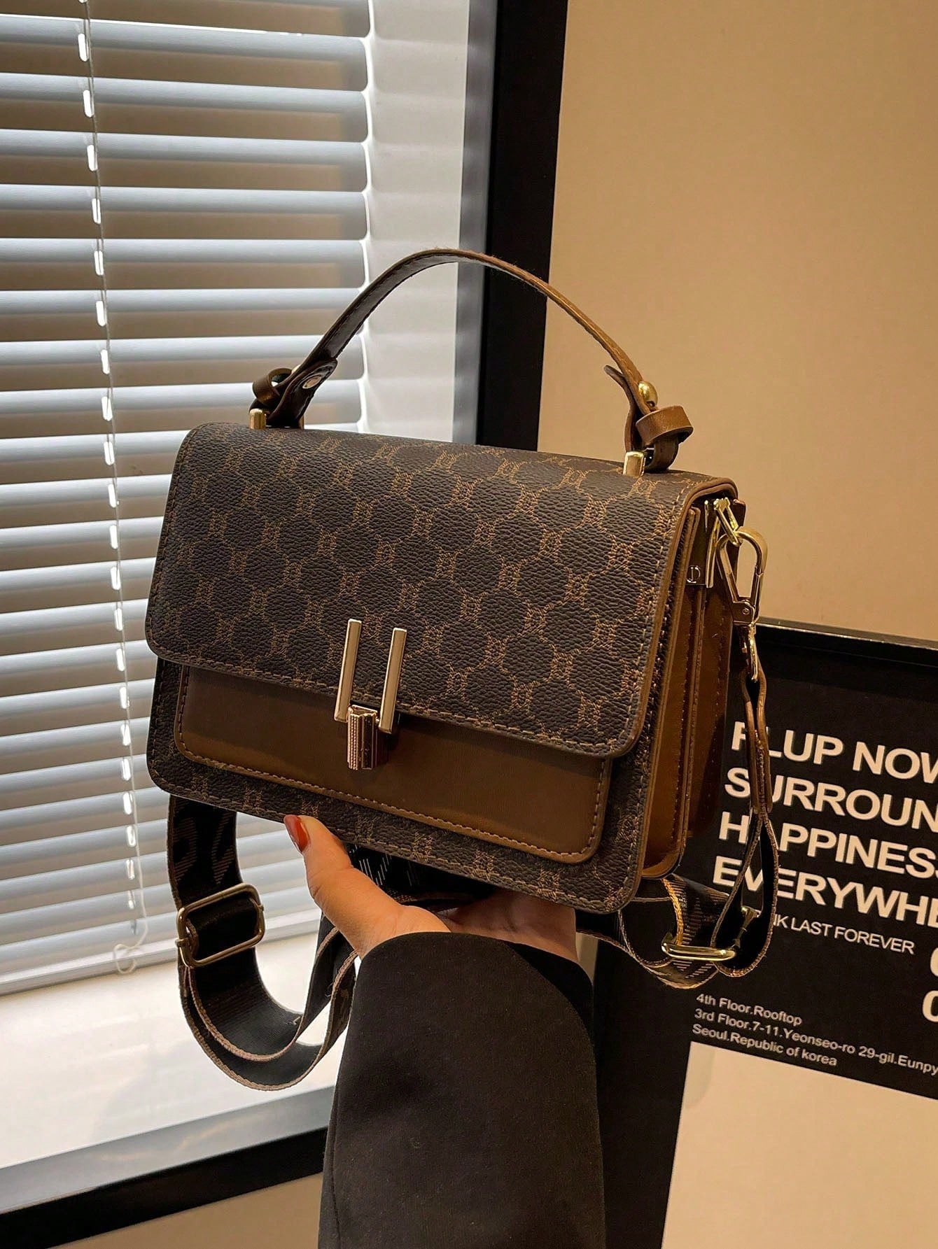 bolso marrón cuadrado con asa superior para dama