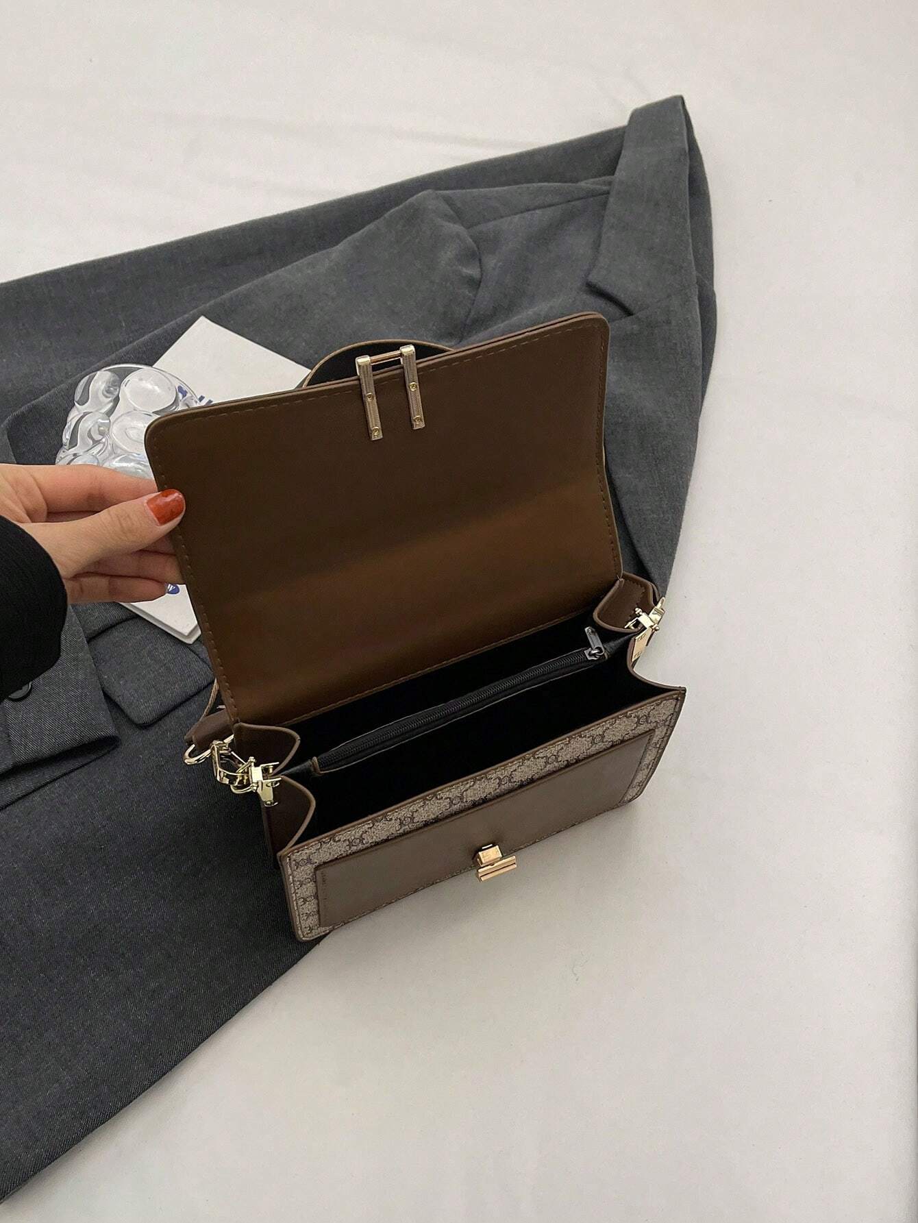 interior del bolso gris con doble compartimento