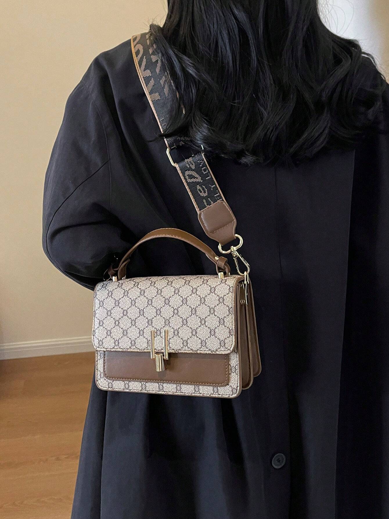 bolso cruzado gris elegante con correa ancha