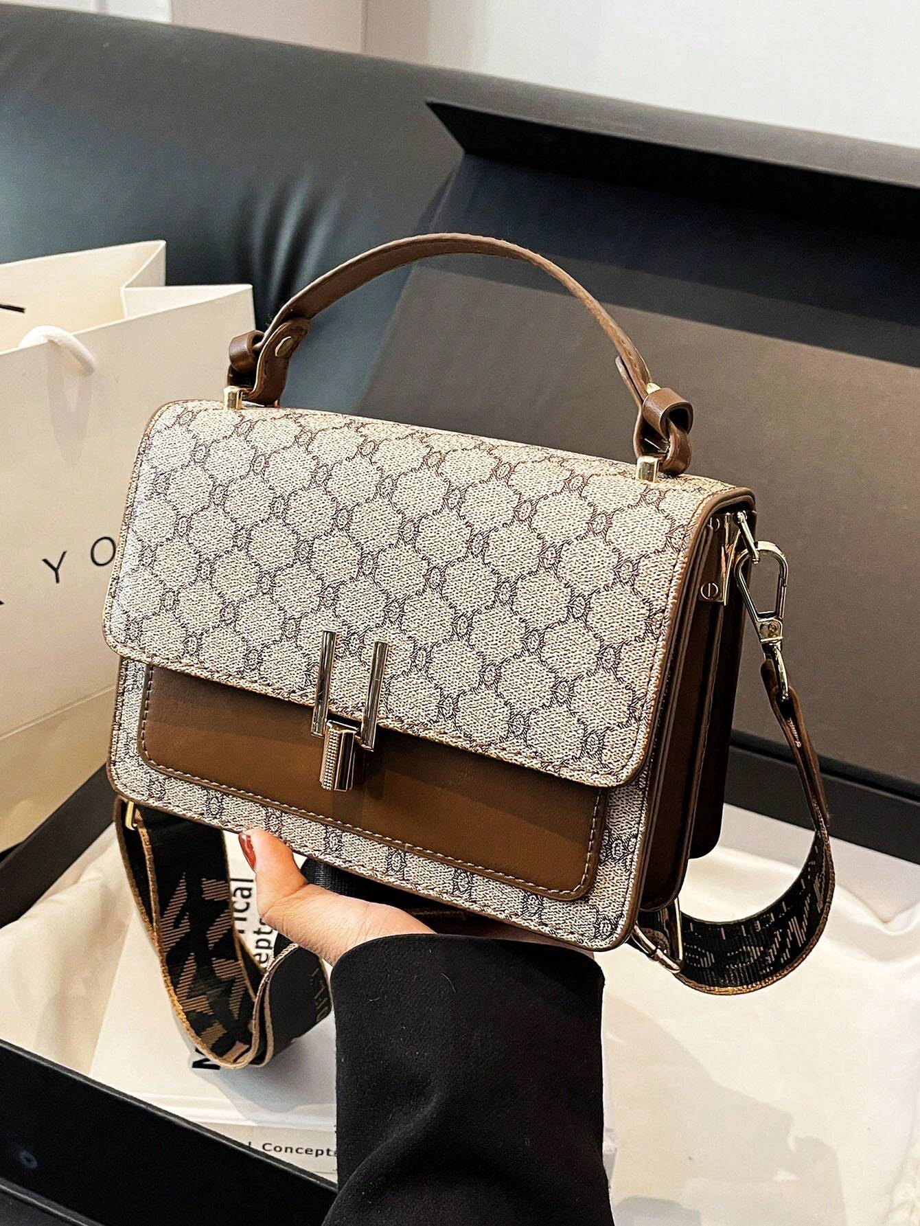 bolso gris cuadrado con asa superior para dama